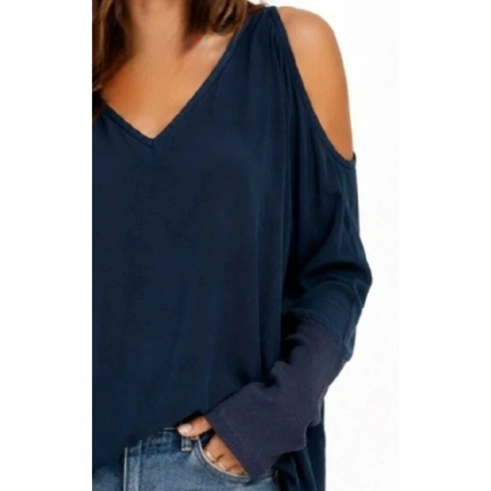 Chaser NWT Navy silk cold shoulder V-neck woman's blouse Med